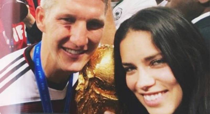 Adriana Lima a zranený Bastian Schweinsteiger 